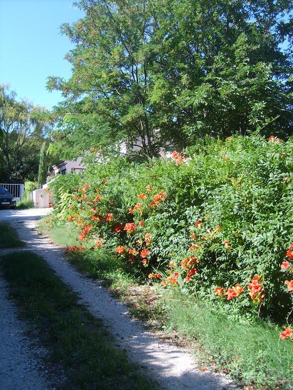 Le Clos Martin Eyragues Exterior foto